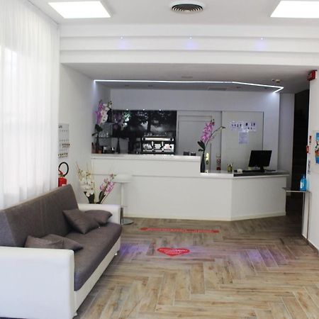 Hotel Luna Римини Экстерьер фото