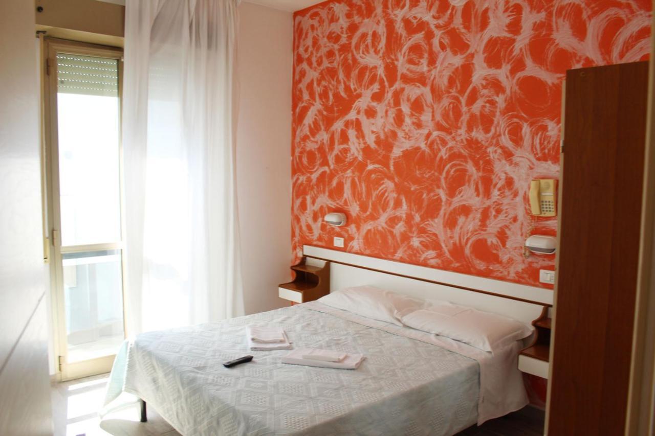 Hotel Luna Римини Экстерьер фото