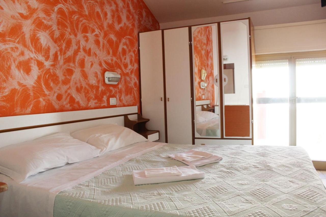 Hotel Luna Римини Экстерьер фото